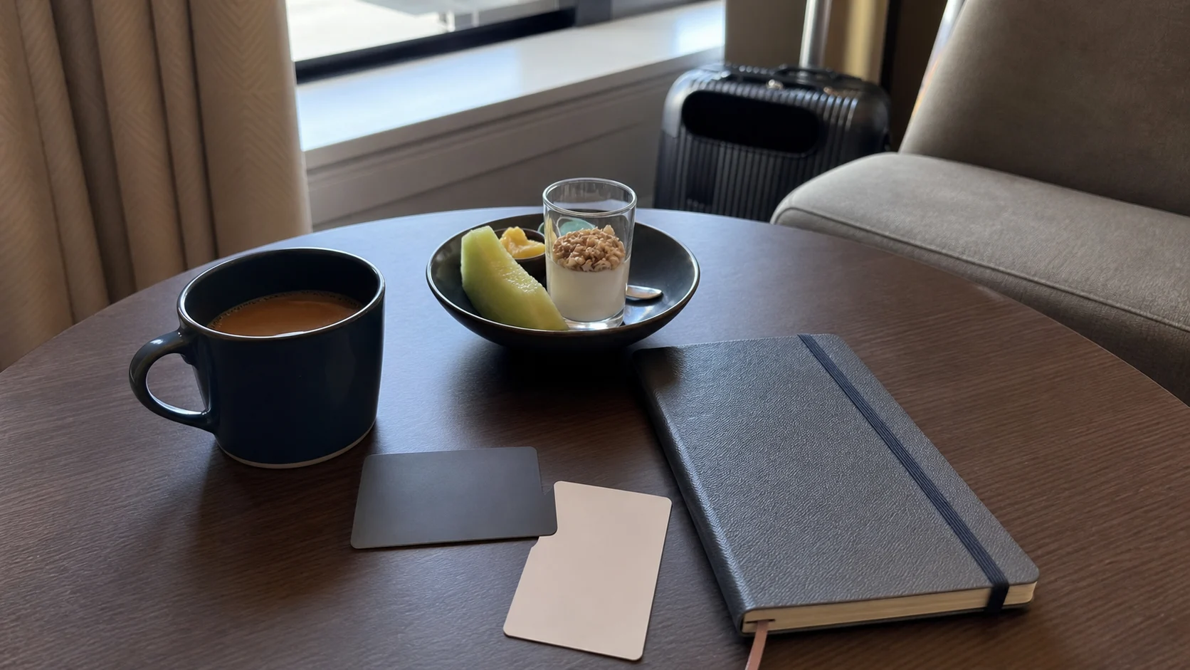 ホテルラウンジで朝食とコーヒーを楽しむ旅行者のホテル滞在イメージ