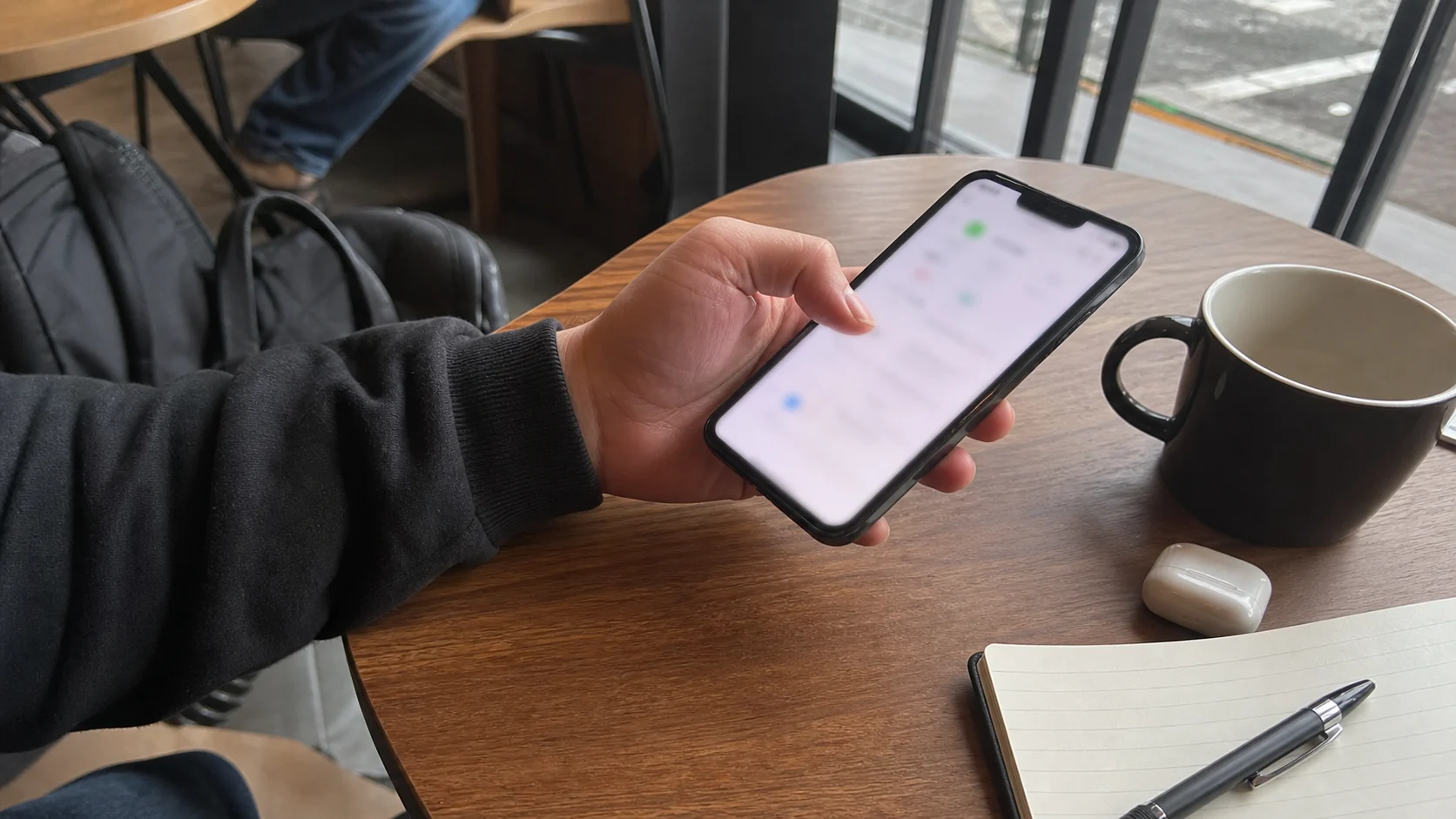 カフェでスマートフォンを確認している利用シーン