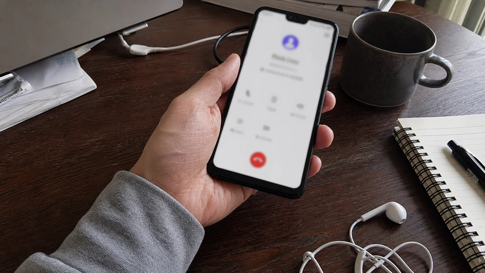 スマートフォンの通話条件を確認している手元