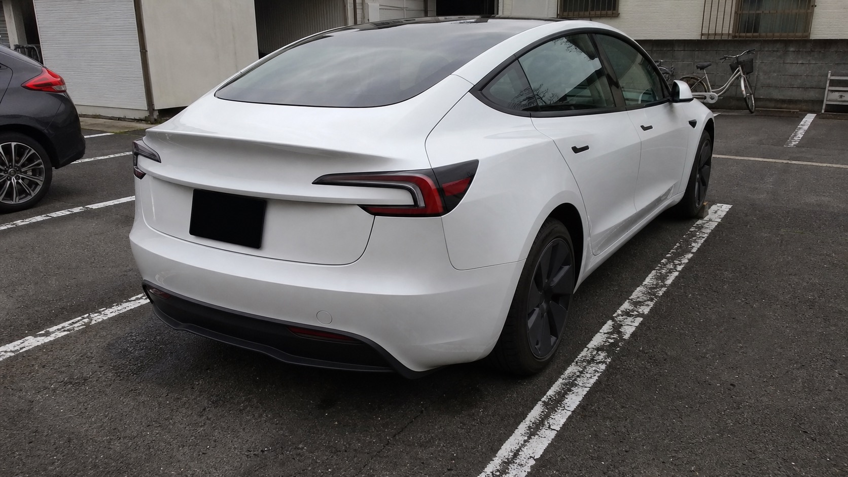 都市部の駐車場でModel 3の条件を確認しているイメージ