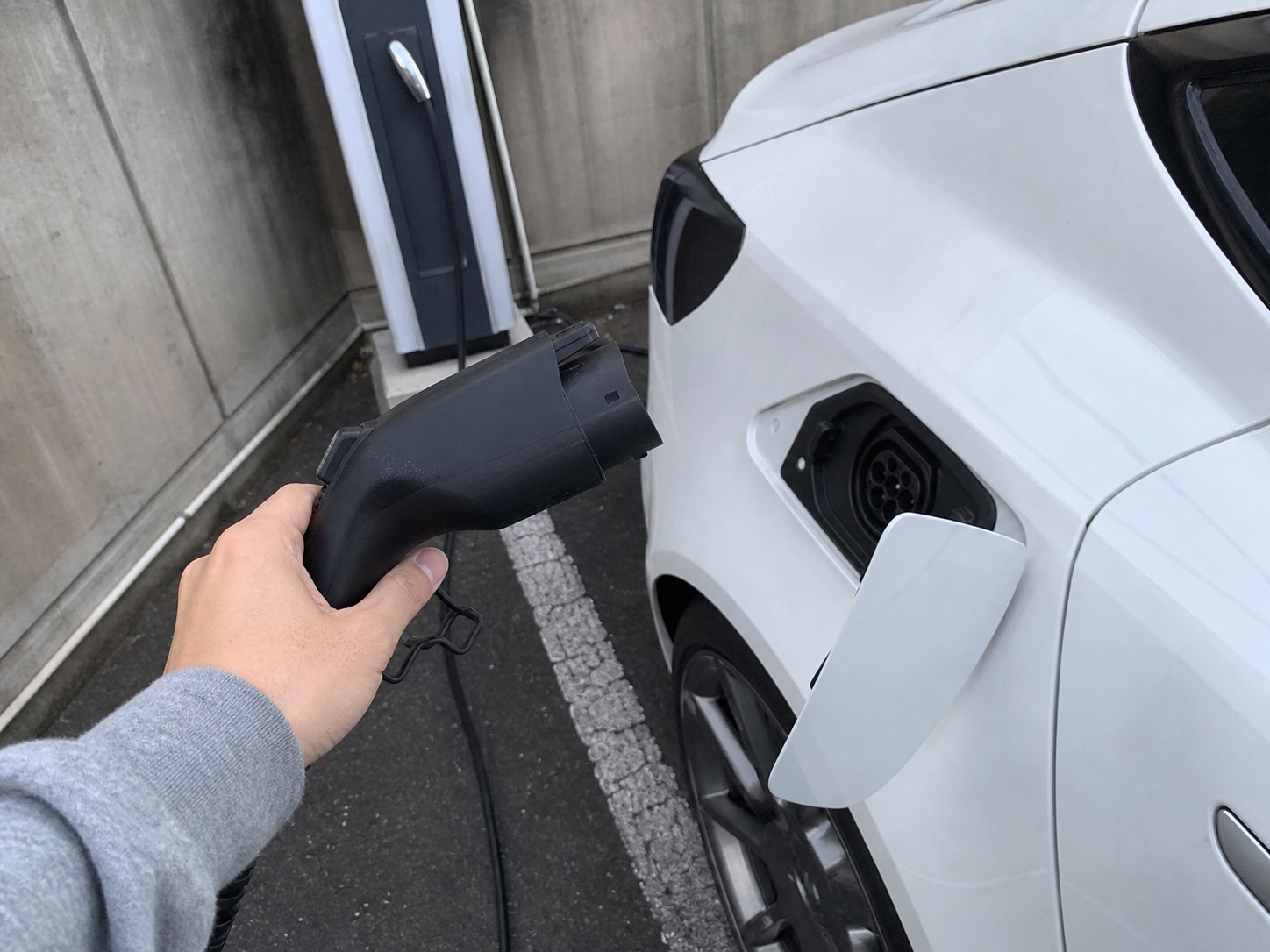 自宅駐車場でEVを充電しているイメージ