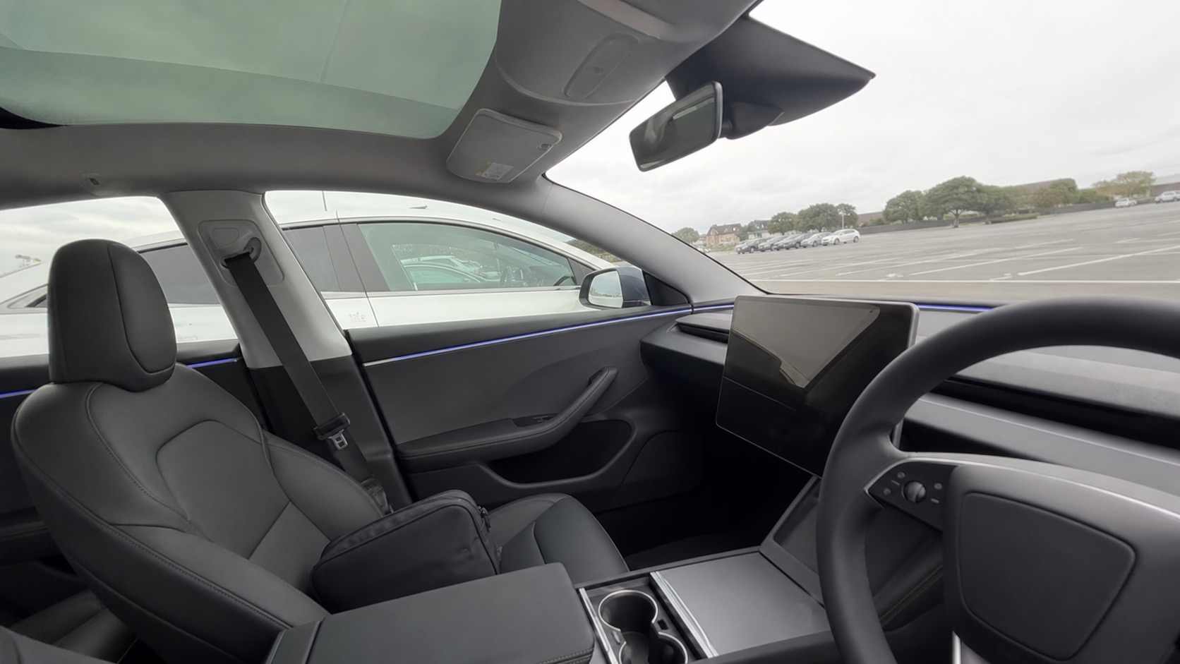 Model 3のガラスルーフと明るいキャビン