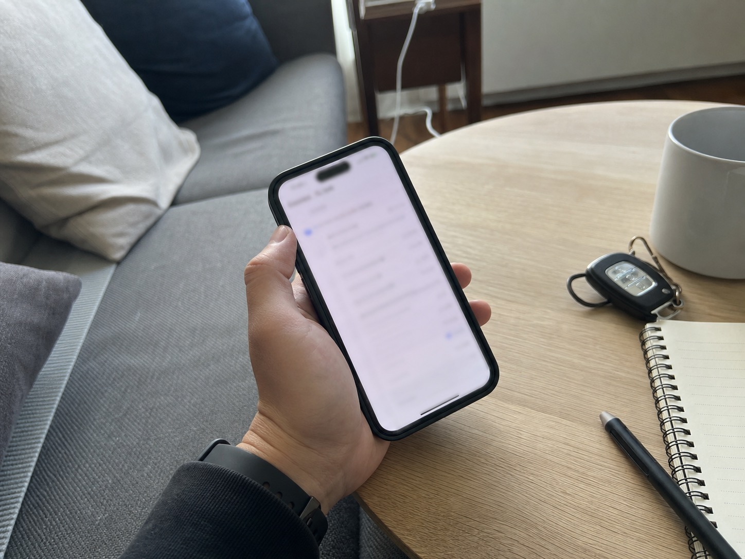 スマートフォンで紹介リンクの条件を確認している手元