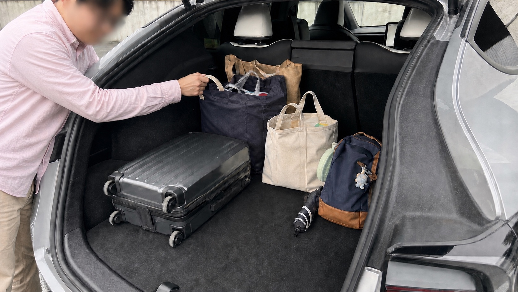 荷物を積み込むEV SUVの利用イメージ