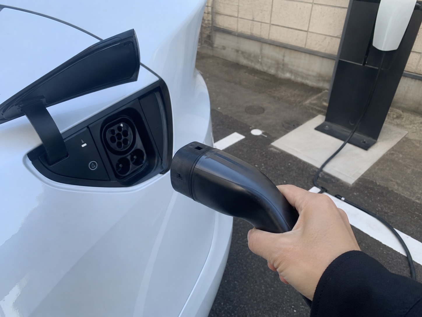 自宅駐車場でEVを充電しているイメージ